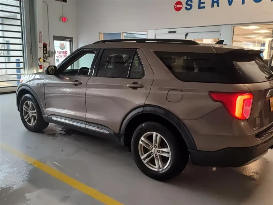 2021 Ford Explorer XLT photo 1