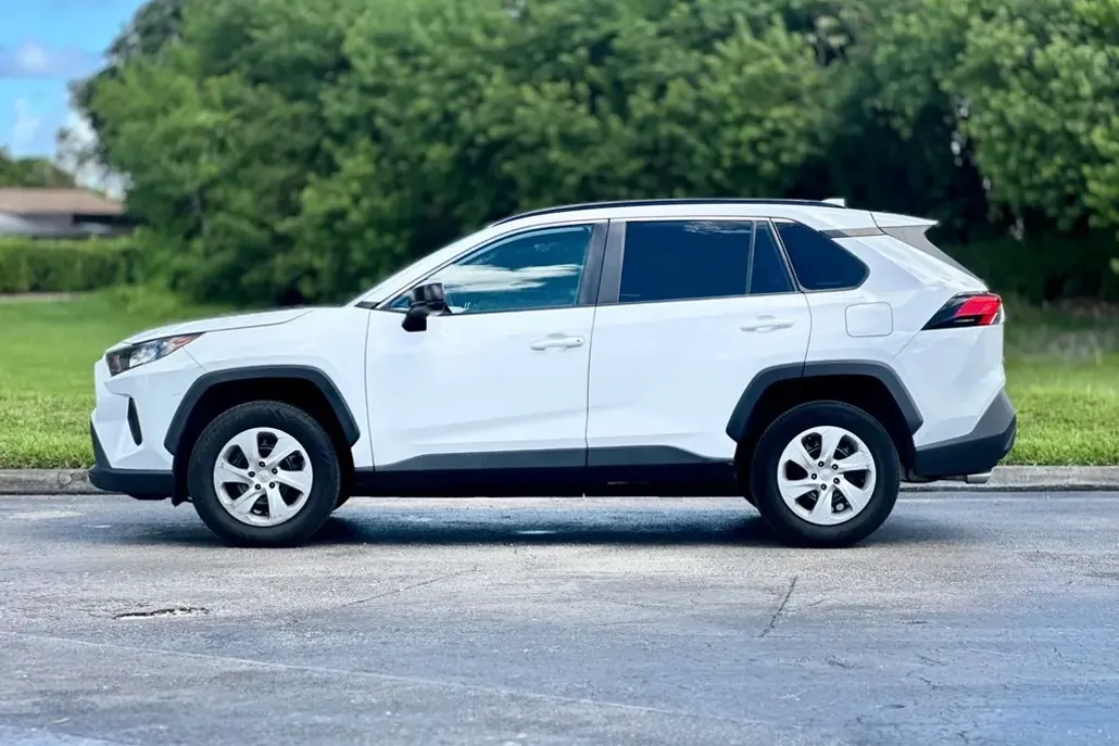 2020 Toyota RAV4 LE photo 1