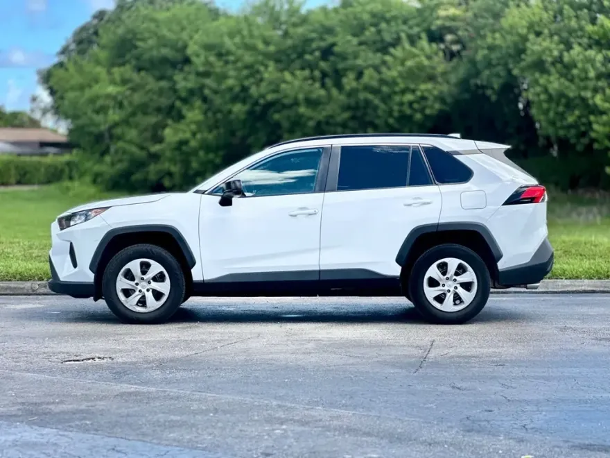 2020 Toyota RAV4 LE photo 1