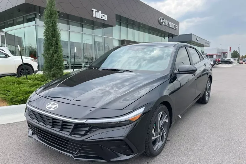 2025 Hyundai Elantra SEL Sport photo 1