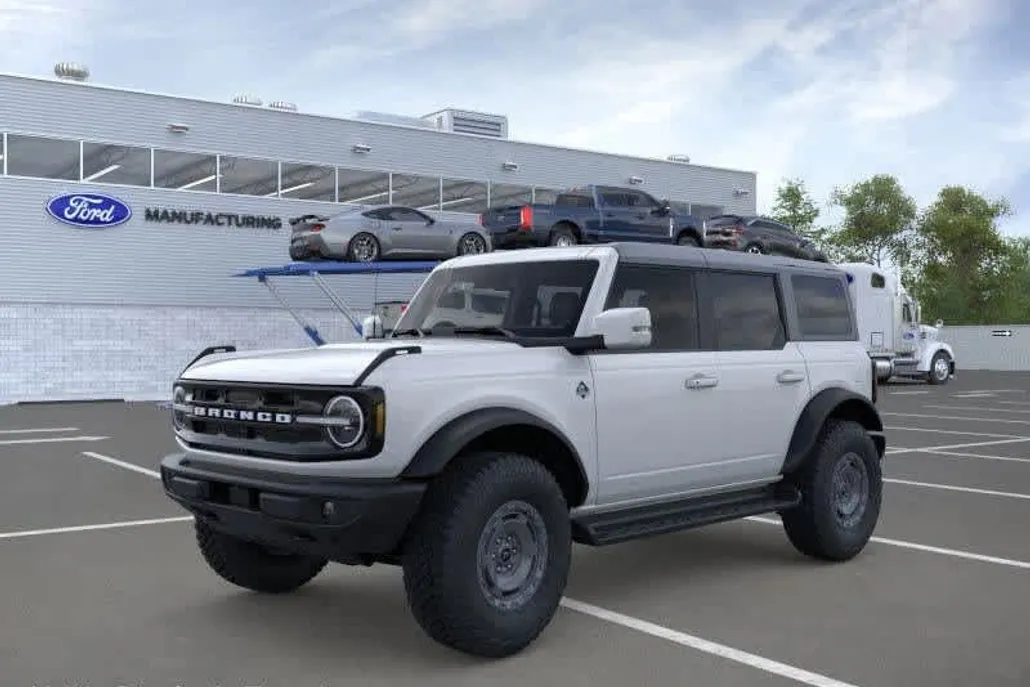 2025 Ford Bronco Outer Banks photo 1