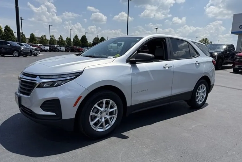 2022 Chevrolet Equinox LS photo 1
