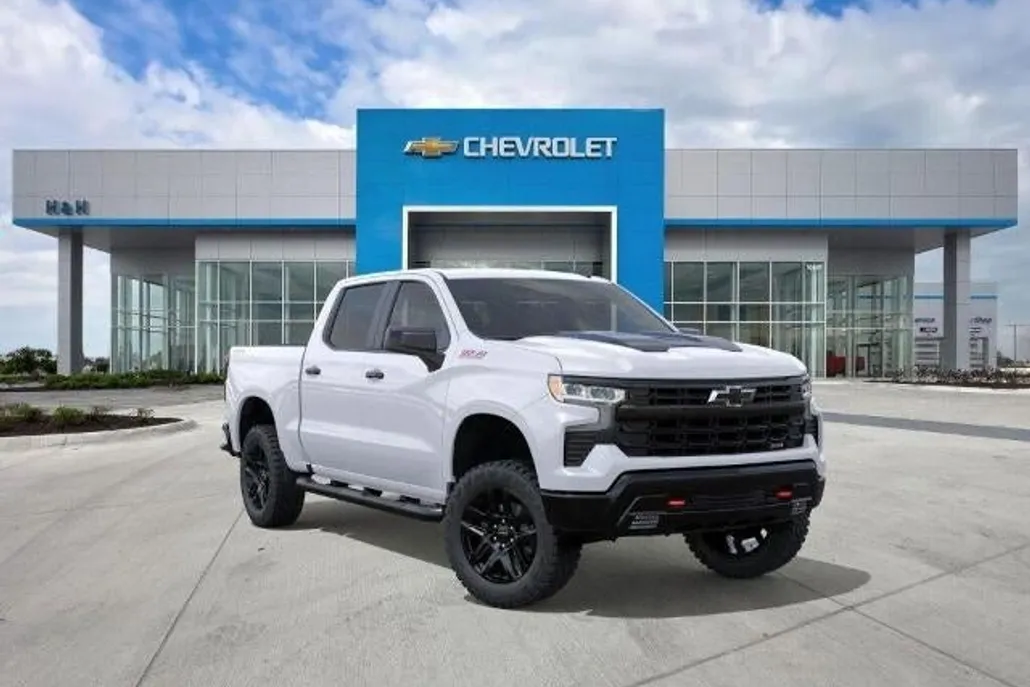2026 Chevrolet Silverado Trail Boss LT photo 1
