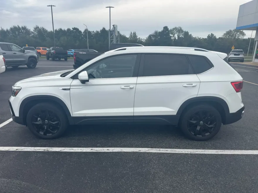 2022 Volkswagen Taos SE photo 1