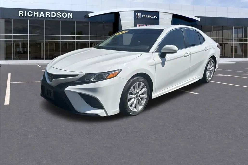 2020 Toyota Camry SE photo 1