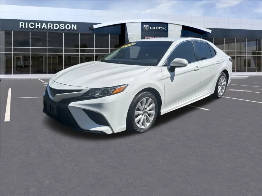 2020 Toyota Camry SE photo 1
