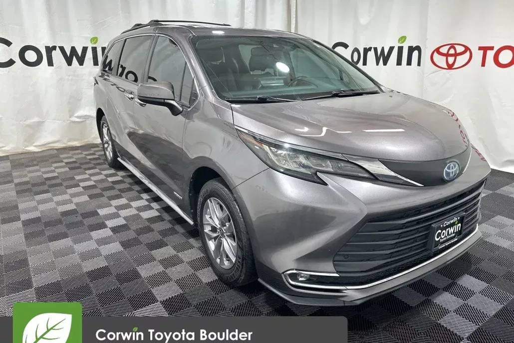 2021 Toyota Sienna XLE photo 1