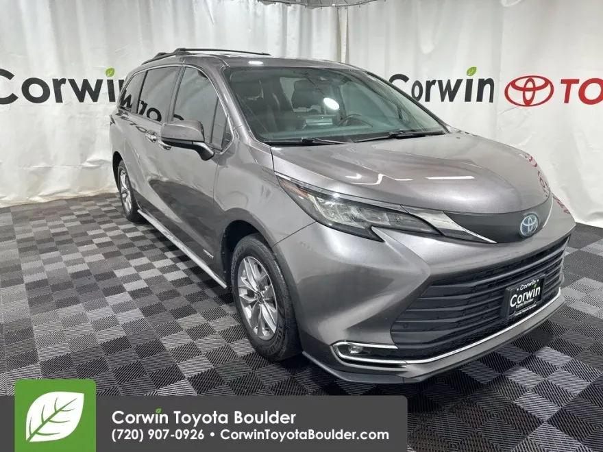 2021 Toyota Sienna XLE photo 1