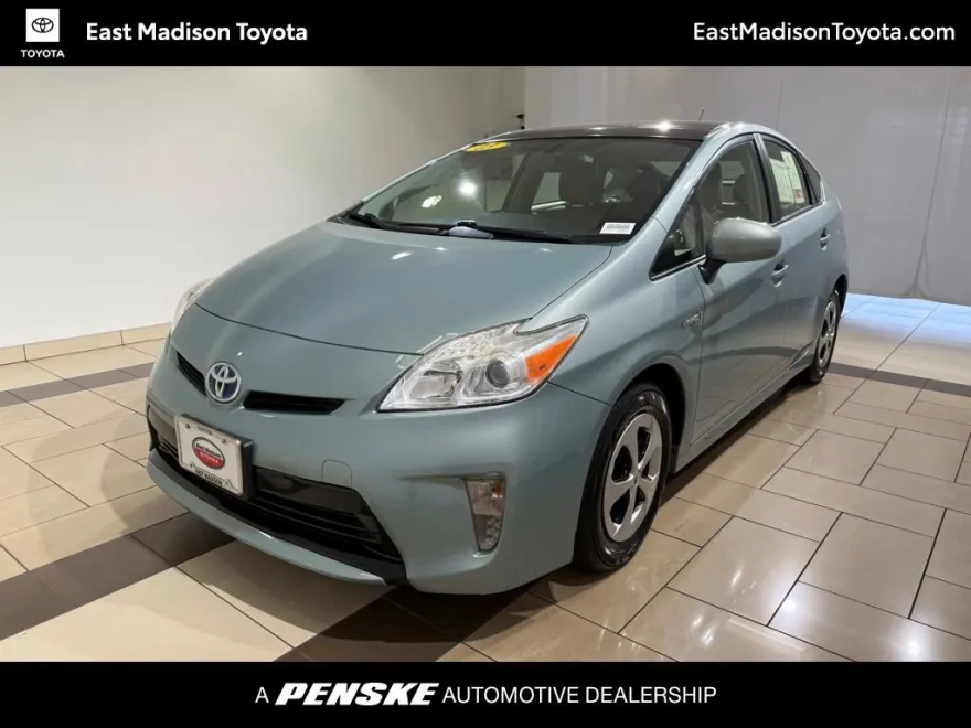 2013 Toyota Prius Four photo 1