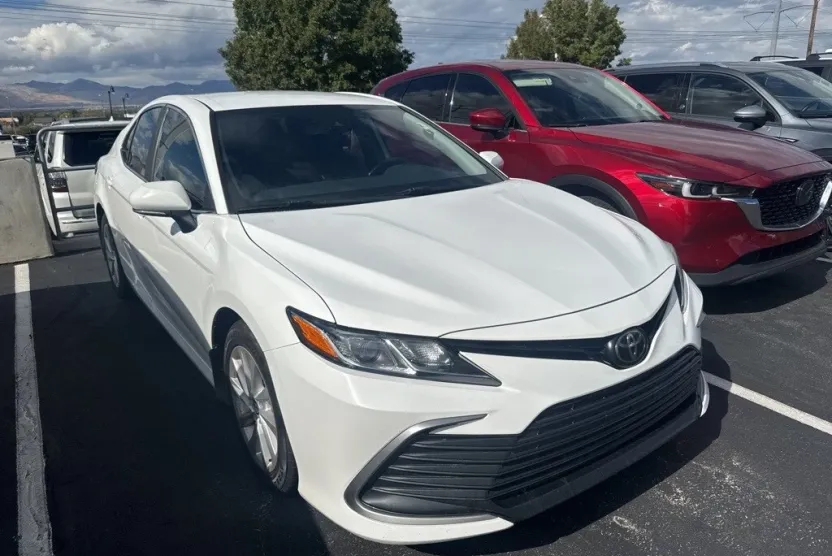 2022 Toyota Camry LE photo 1