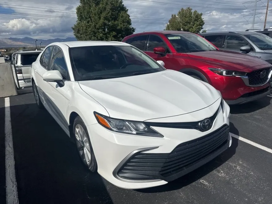 2022 Toyota Camry LE photo 1