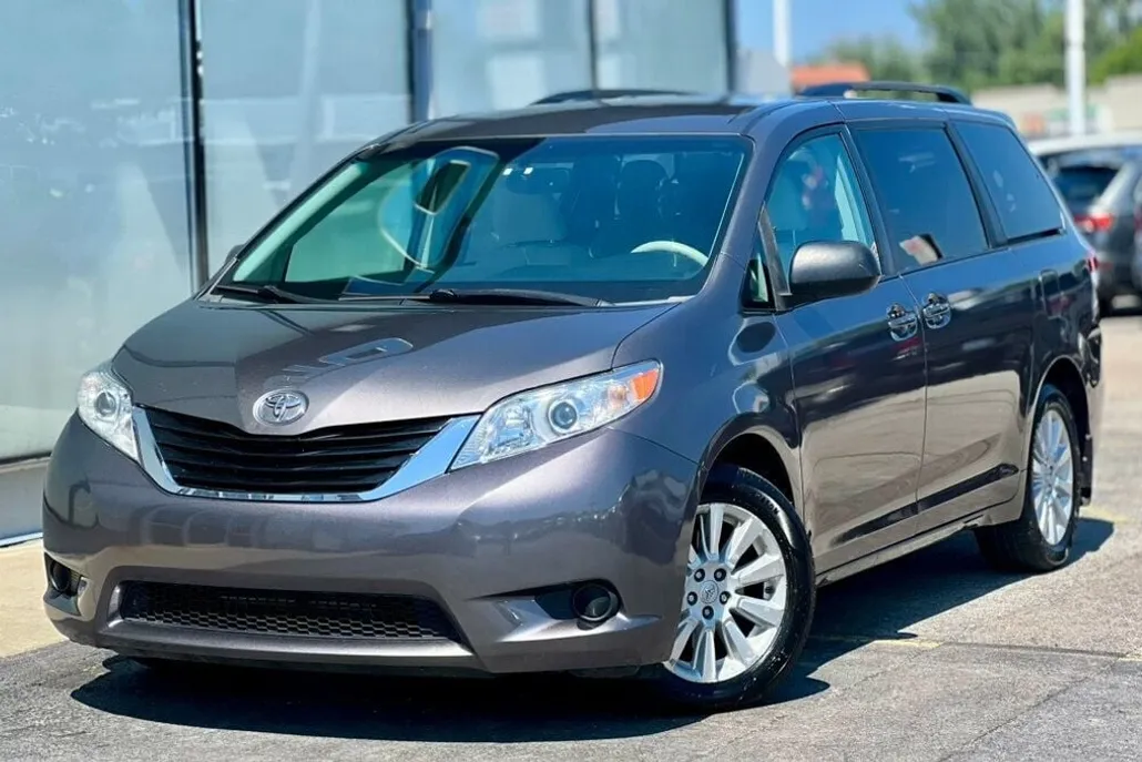 2012 Toyota Sienna LE photo 1
