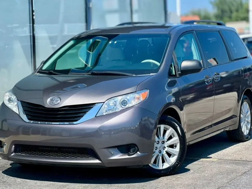2012 Toyota Sienna LE photo 1