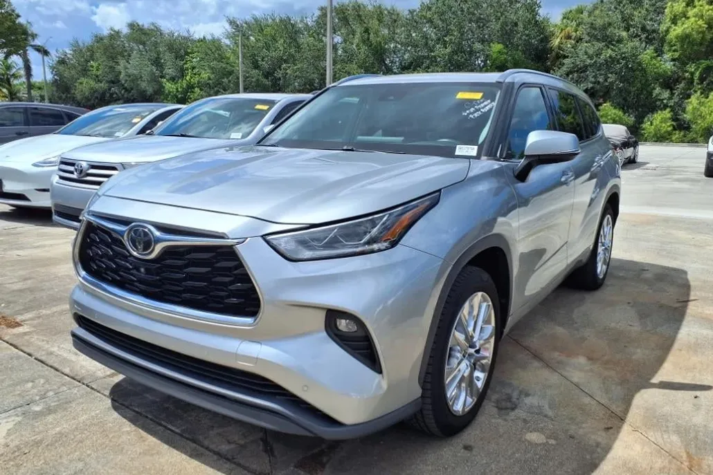 2021 Toyota Highlander Limited photo 1