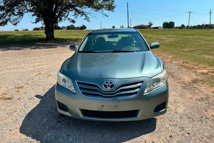 2011 Toyota Camry LE photo 1