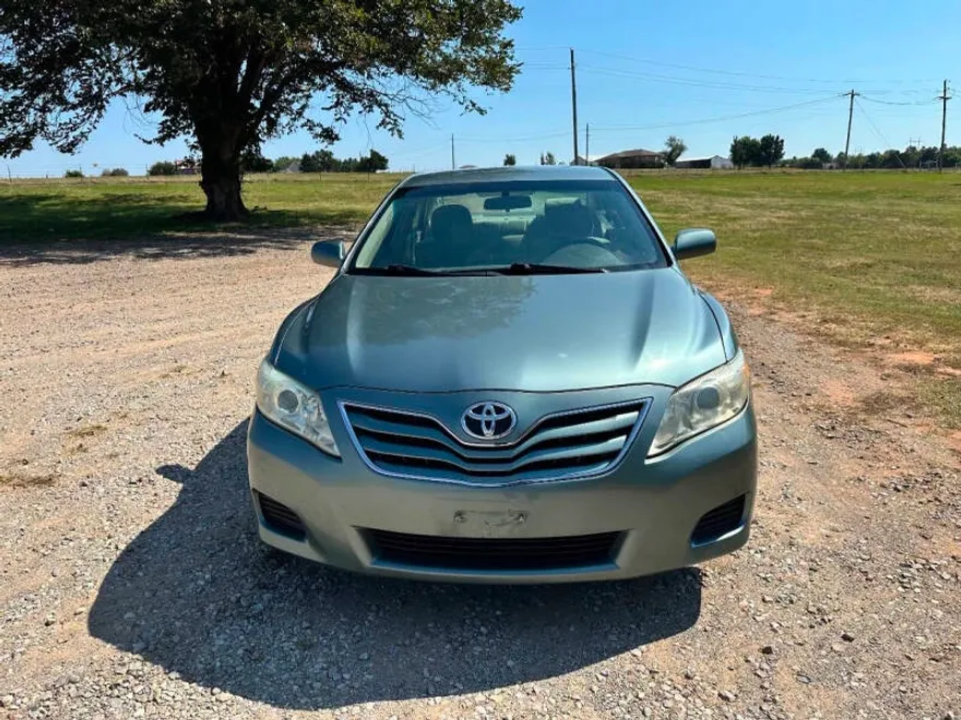 2011 Toyota Camry LE photo 1