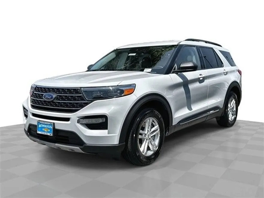 2023 Ford Explorer XLT photo 1