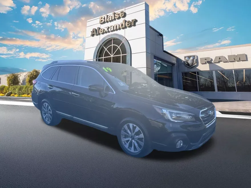 2019 Subaru Outback Touring photo 1