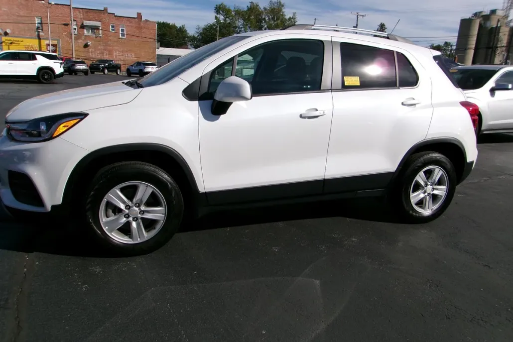 2022 Chevrolet Trax LT photo 1