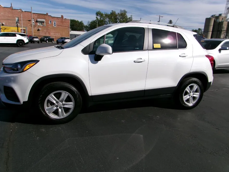 2022 Chevrolet Trax LT photo 1