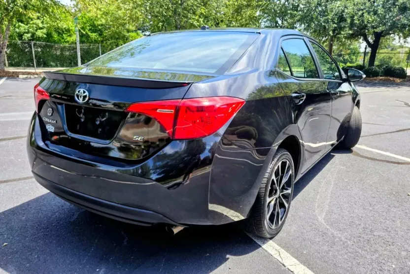 2018 Toyota Corolla LE photo 1