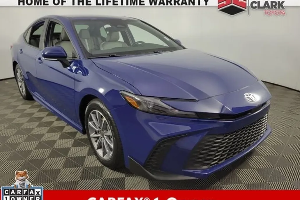 2025 Toyota Camry SE photo 1