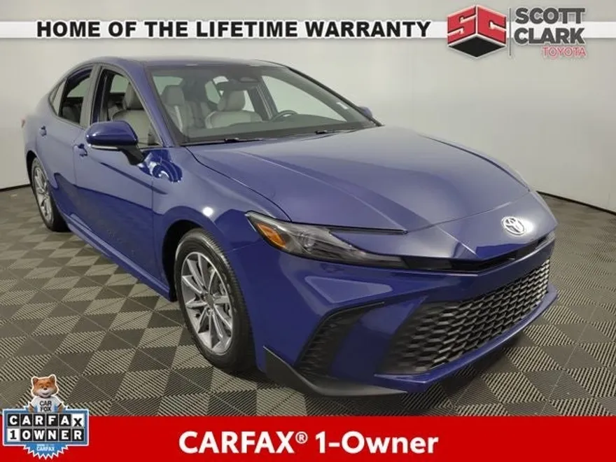 2025 Toyota Camry SE photo 1