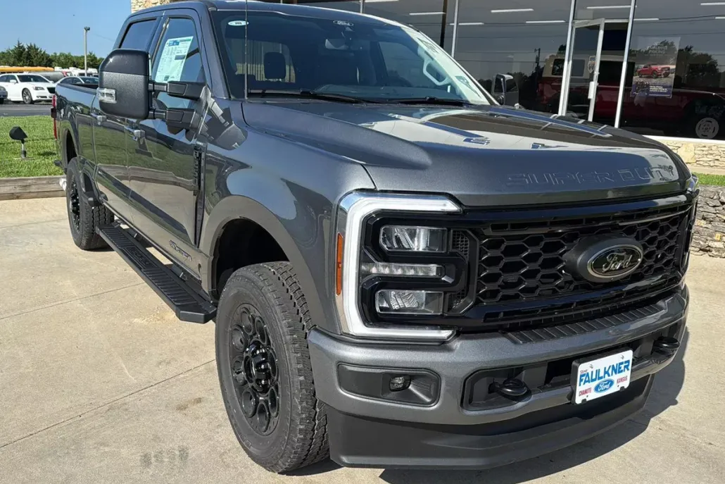 2025 Ford F-250 Lariat photo 1