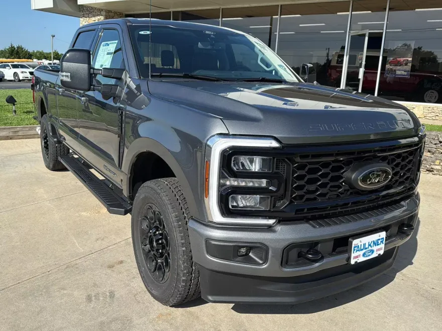 2025 Ford F-250 Lariat photo 1