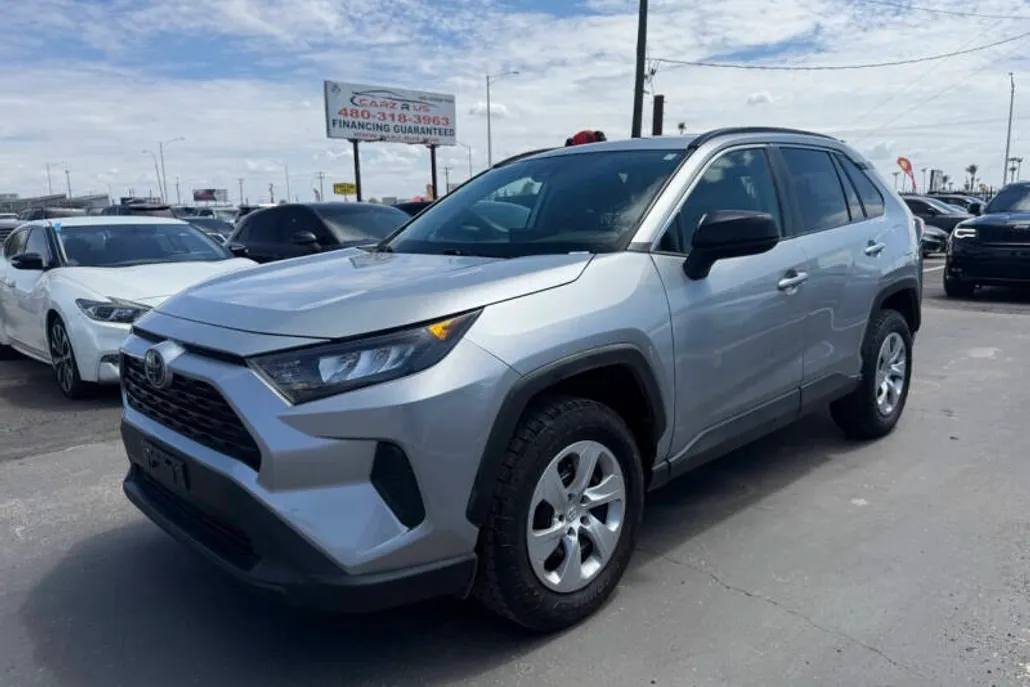 2021 Toyota RAV4 LE photo 1