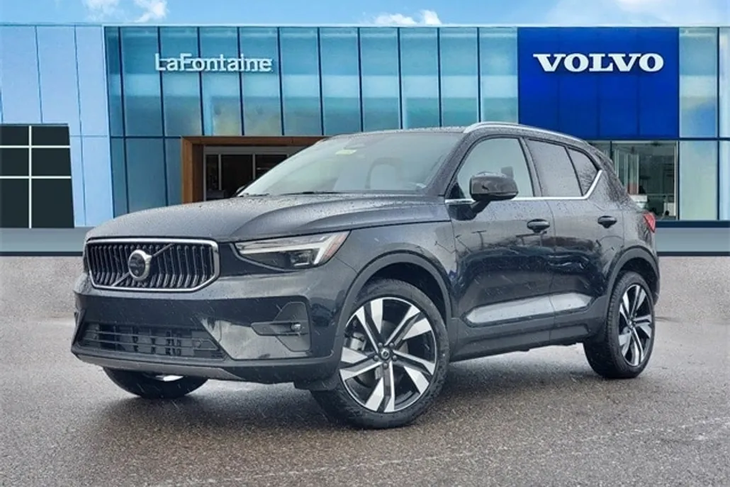 2025 Volvo XC40 Plus photo 1