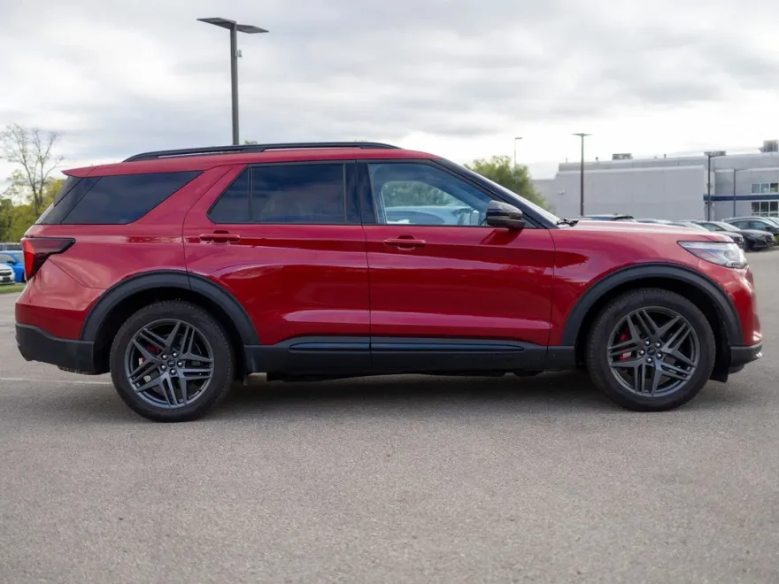 2025 Ford Explorer ST photo 1