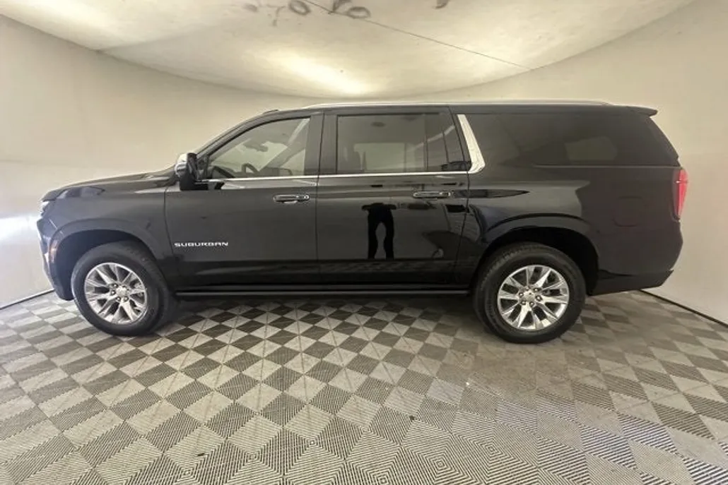 2025 Chevrolet Suburban Premier photo 1