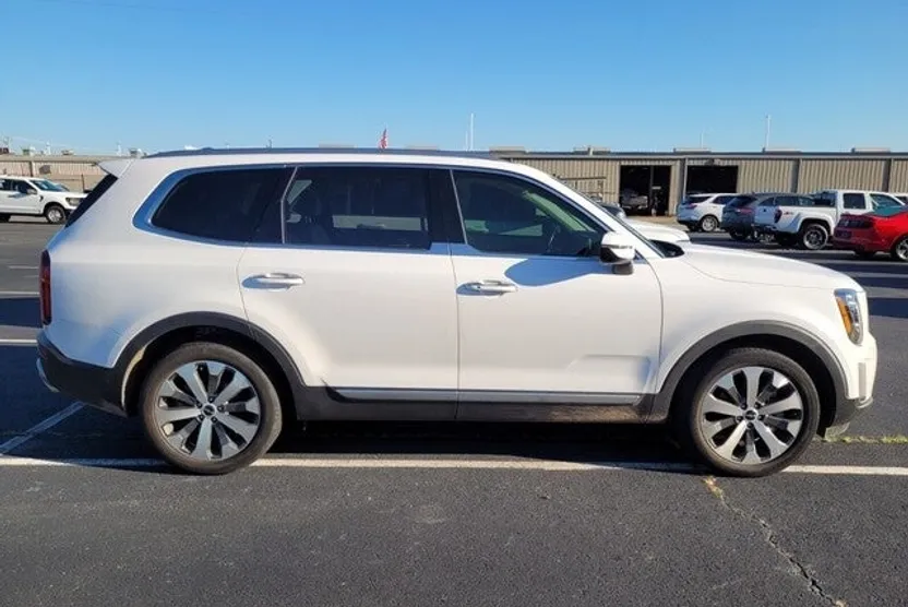 2022 Kia Telluride S photo 1