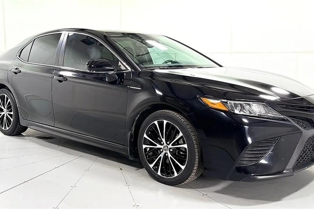 2020 Toyota Camry SE photo 1