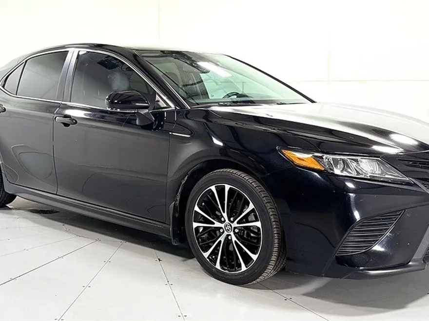 2020 Toyota Camry SE photo 1