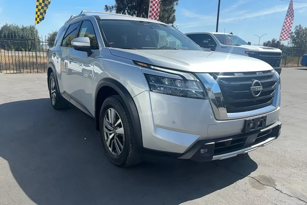 2022 Nissan Pathfinder SL photo 1