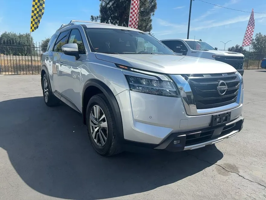 2022 Nissan Pathfinder SL photo 1