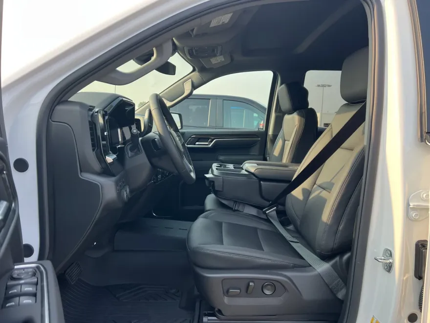 2026 Chevrolet Silverado 1500 LT photo 1