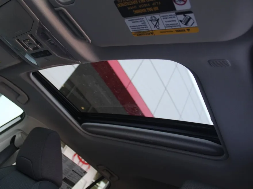 2025 Toyota RAV4 Hybrid XLE photo 1