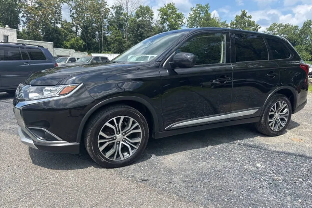 2017 Mitsubishi Outlander ES photo 1