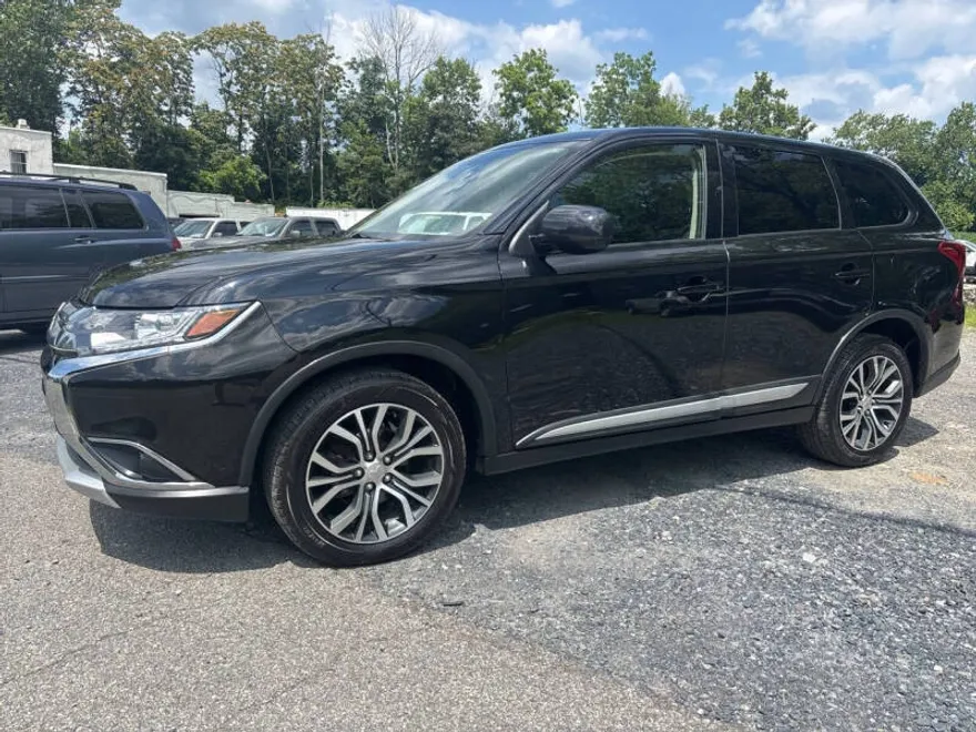 2017 Mitsubishi Outlander ES photo 1