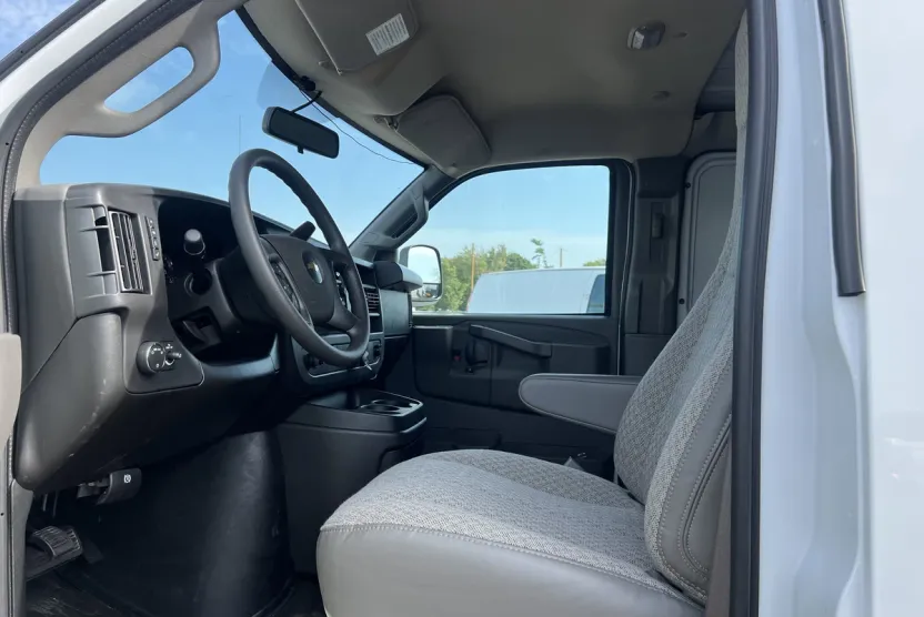 2025 Chevrolet Express Cargo 3500 photo 1