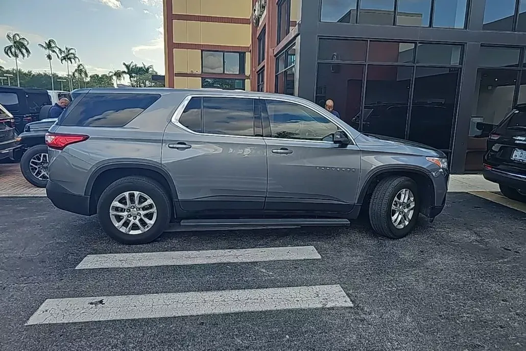 2021 Chevrolet Traverse LS photo 1