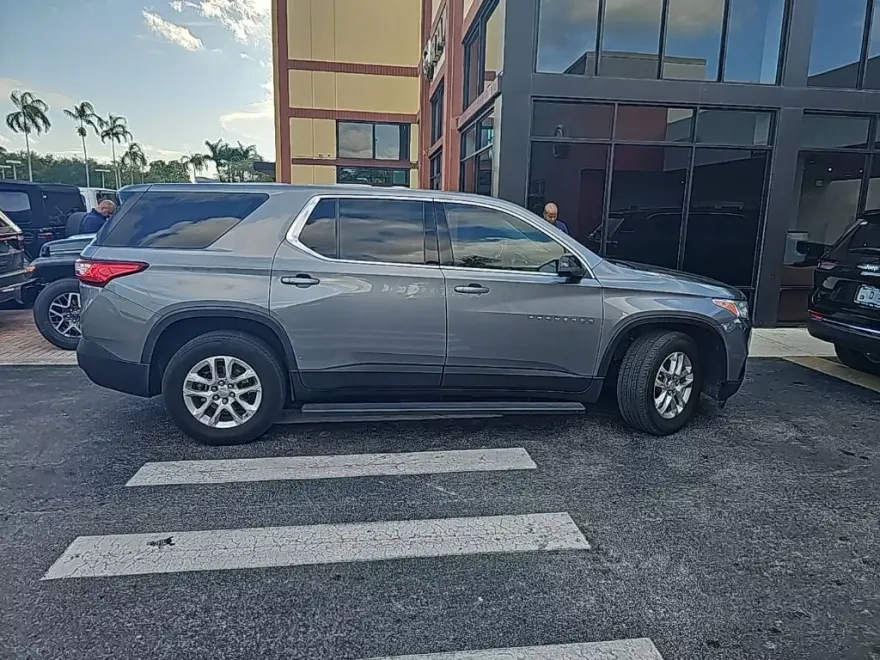 2021 Chevrolet Traverse LS photo 1