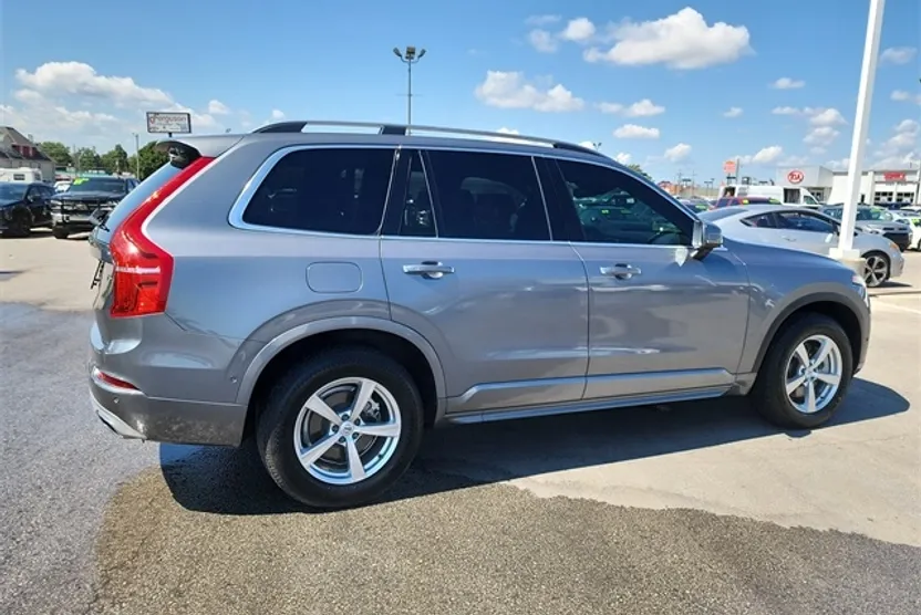2017 Volvo XC90 T5 Momentum photo 1