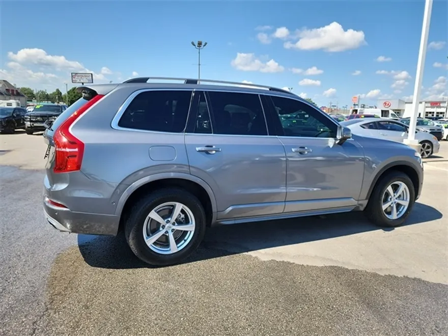 2017 Volvo XC90 T5 Momentum photo 1