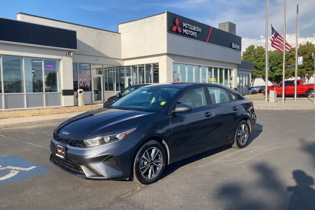 2023 Kia Forte LXS photo 1