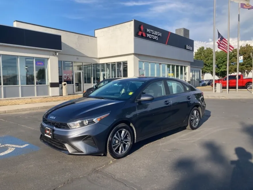 2023 Kia Forte LXS photo 1