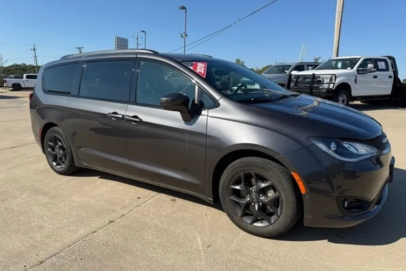 2019 Chrysler Pacifica Touring Plus photo 1